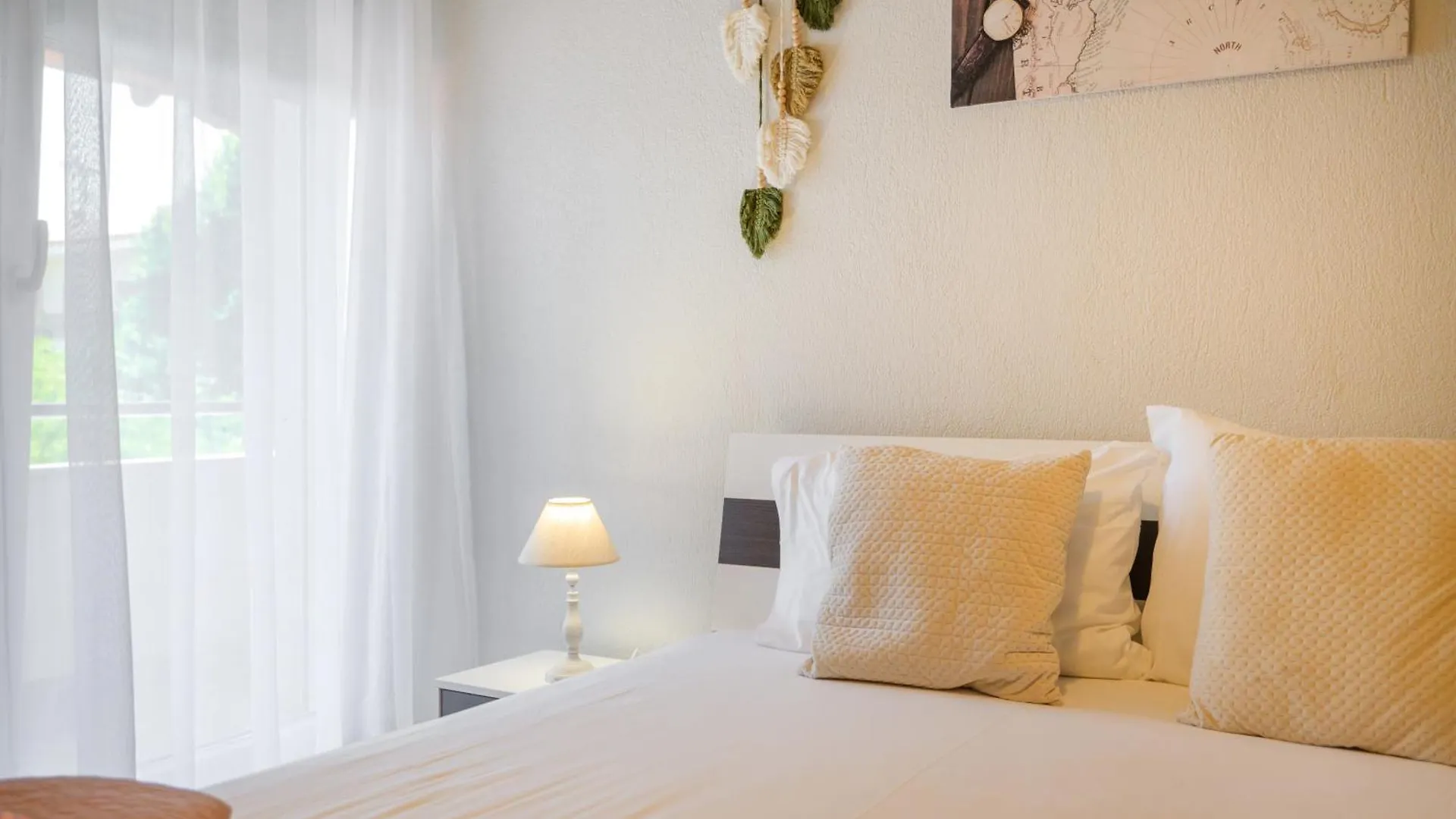 Private Modern Apartment ネア・ローダ