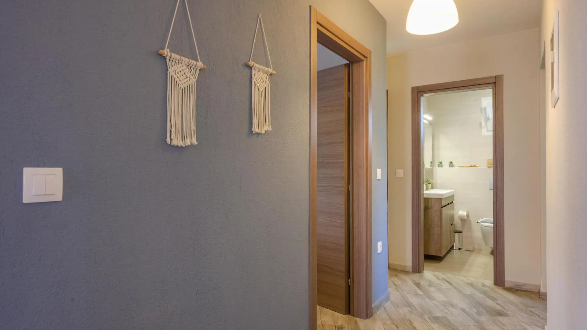 Private Modern Apartment ネア・ローダ